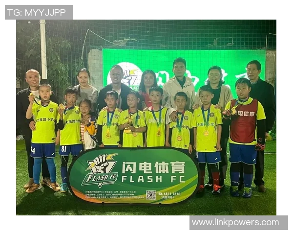 足球明星儿子最新近照曝光引发热议网友纷纷点赞称其遗传父亲天赋