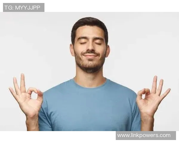 足球明星在赛场上的微笑与沉思瞬间展现的真实情感与内心世界