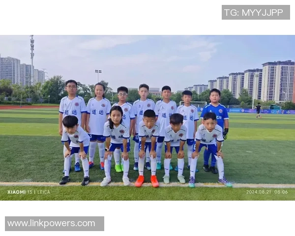 足球明星半脸合照展现男生魅力与运动激情的完美结合