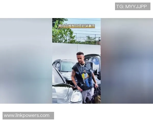 足球明星如同时尚模特出场走秀引领潮流风尚的精彩瞬间 足球明星如同时尚模特出场走秀引领潮流风尚的精彩瞬间